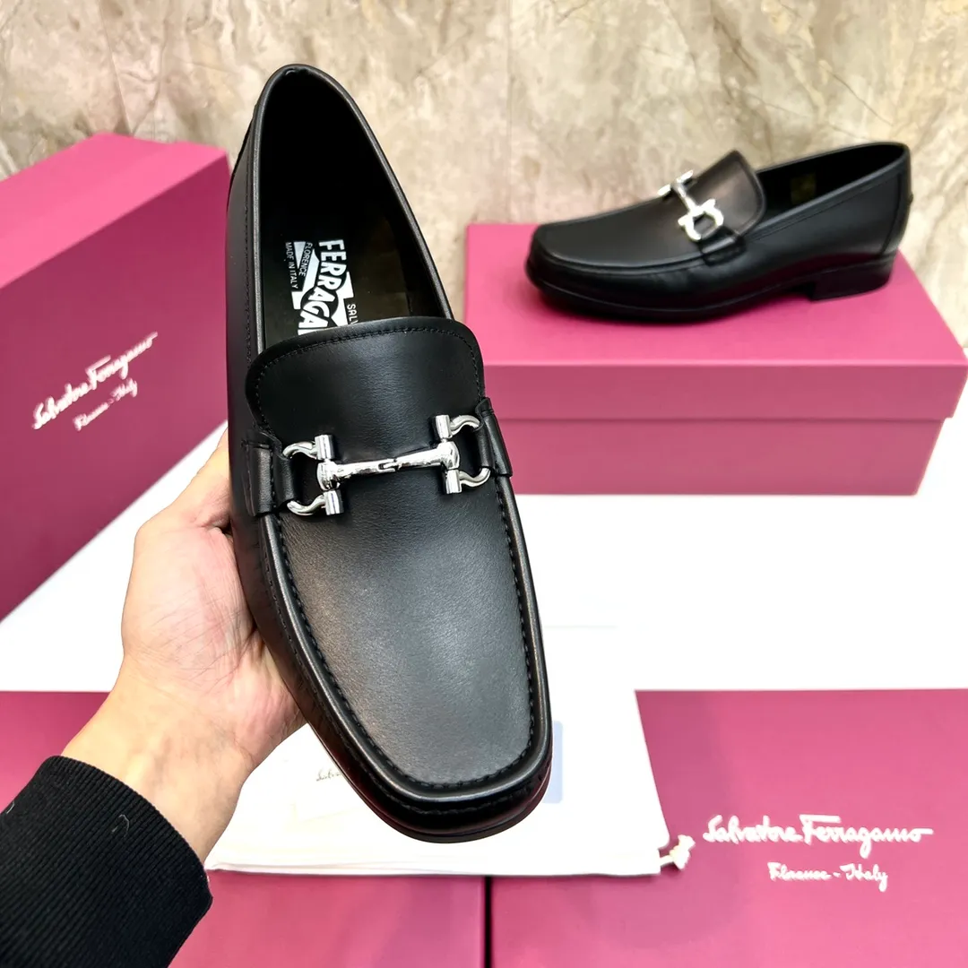 Original quality P780 Brand: Ferragamo Standard size: Men's size 39–44 (38.45 can be customized) Grade: Same style as the official website High-quality men's shoes Material: Customized first-layer calfskin with water-dyed cowhide lining Cowhide tiptoe Original non-slip and wear-resistant rubber outsole Style category: Men's formal business leather shoes are young and fashionable European and American trends British style Casual matching and comfortable feet Color: actual picture